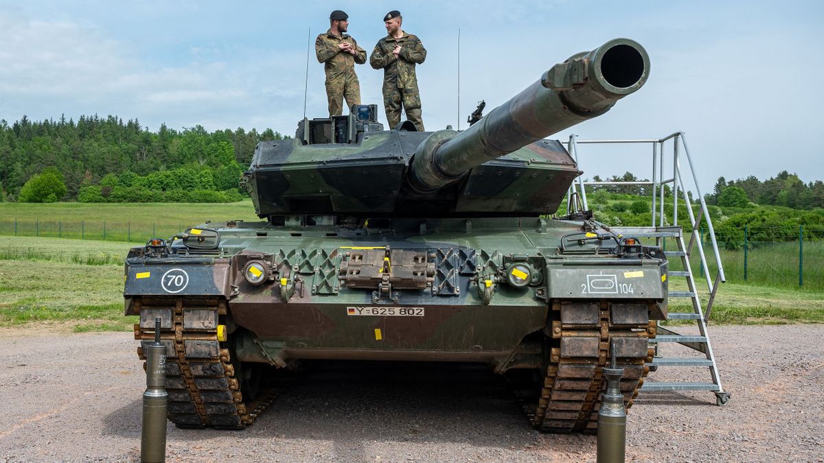 24 May 2023, Bavaria, Pfreimd: A Leopard II A6 main battle tank of Panzer Battalion 104 stands in the Oberpfalz barracks.