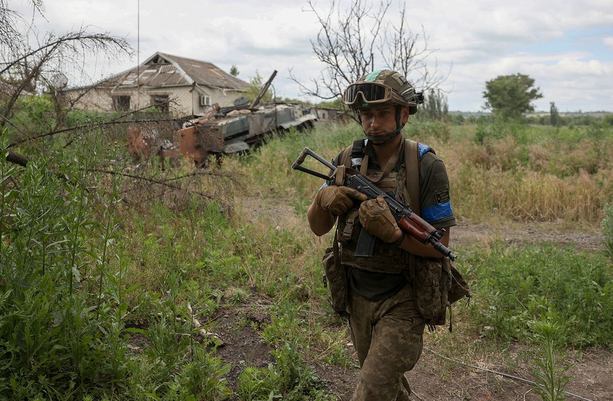 A Ukrainian serviceman patrols on a street of the recently liberated village of Blagodatne, Donetsk region on June 16, 2023, amid the Russian invasion of Ukraine. Kyiv's forces are pushing onwards, and even the Russian army confirms that its positions in Urozhaine, another two kilometres south of Blagodatne, have come under attack. The push south in this valley is led by the experienced 68th Jaeger (Hunter) Brigade, and is the most concrete sign of Ukrainian progress since the wider offensive began. (Photo by Anatolii Stepanov / AFP)