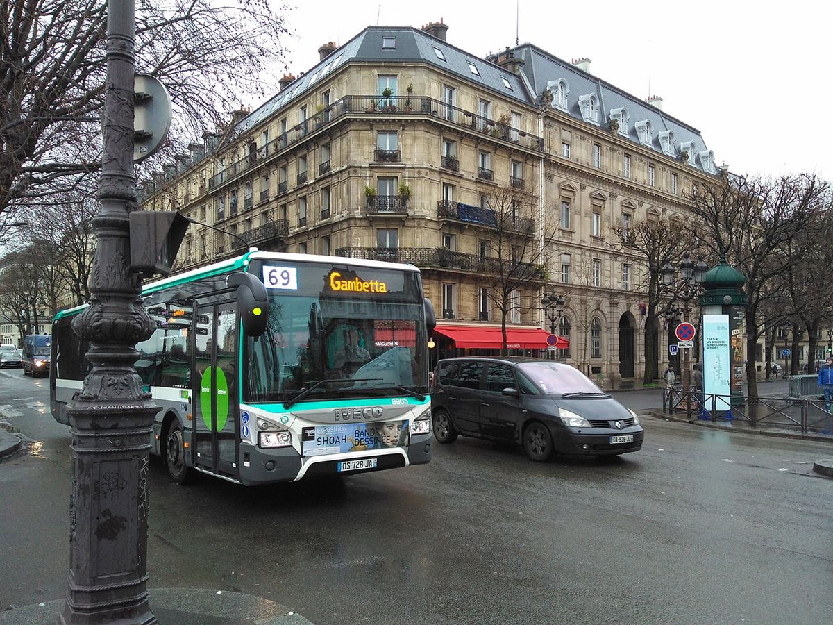 Paris,,France,-,Mar,01,,2017:,Bus,Number,69,On