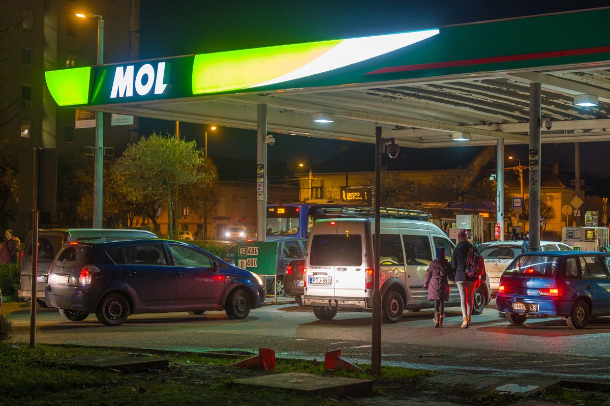 20221206 Budapest MOL benzinkút  XX. kerület Topánka utcatankolás  hatósági áras üzemanyag ársapka 
