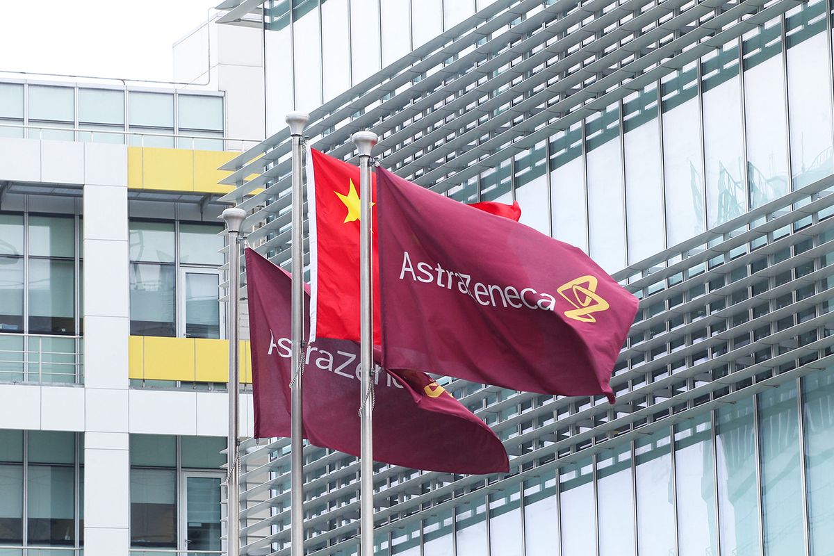 AstraZeneca ups China investment as rivals face scrutiny--FILE--Flags of China and AstraZeneca flutter at the China headquarters of AstraZeneca in Pudong, Shanghai, China, 24 July 2013.AstraZeneca Plc is increasing its investment in China, where sales rose 21 percent in the second quarter, as the country continues its crackdown on malfeasance in the health-care industry. The UKs second-biggest drugmaker has added more sales people in China as the countrys medical coverage expands, even as prices have declined. (Photo by Shanghai Daily / Imaginechina / Imaginechina via AFP)