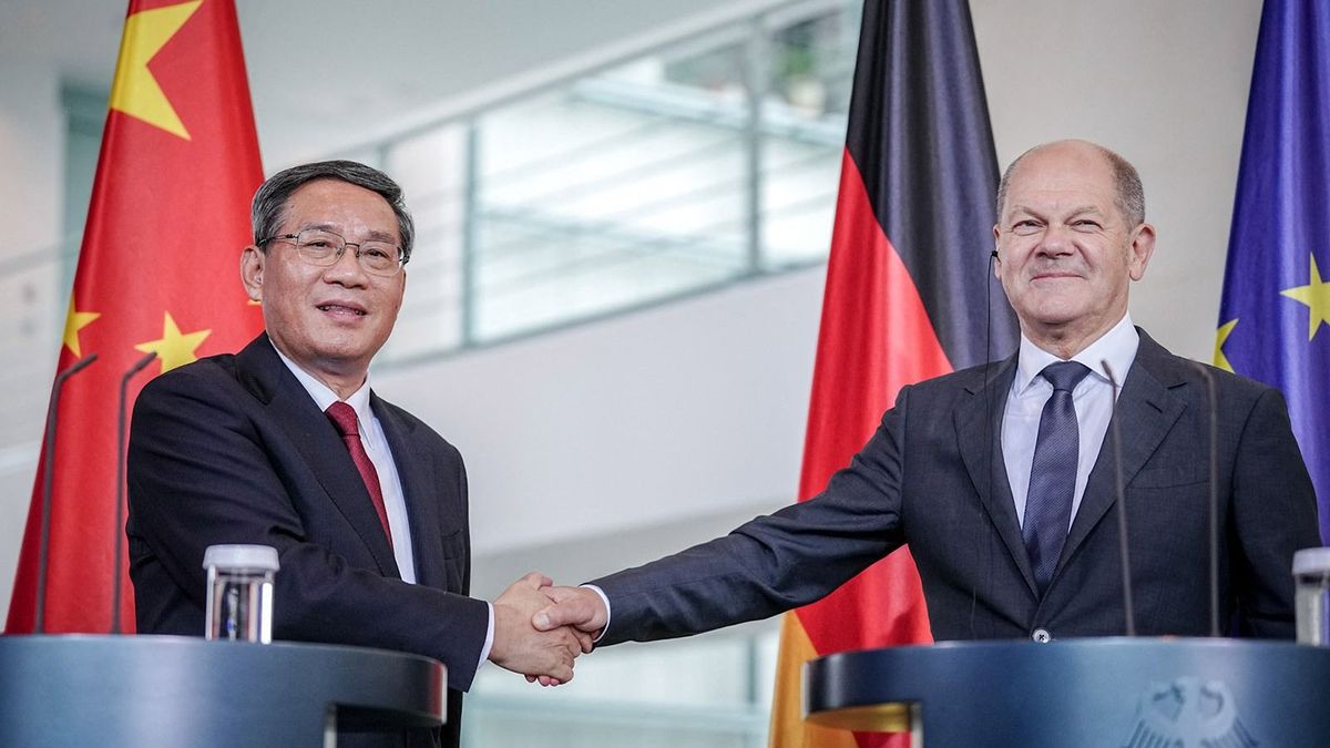 German-Chinese government consultations
20 June 2023, Berlin: German Chancellor Olaf Scholz (SPD, r) and Li Qiang, Premier of China, shake hands after the press statement at the German-Chinese government consultations in the Federal Chancellery. The consultations between the heads of government and several other cabinet members from both sides have been taking place since 2011 and are now in their seventh year. Photo: Kay Nietfeld/dpa (Photo by KAY NIETFELD / DPA / dpa Picture-Alliance via AFP)