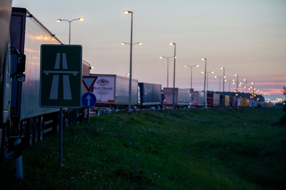Batrovci, 2015. szeptember 23.
Kamionok várakoznak a szerb-horvát határon, a Batrovci-Bajakovo határátkelőhely közelében 2015. szeptember 22-én. Veszteglő kamionosok mindkét irányban lezárták teherautóikkal a Belgrádot Zágrábbal összekötő autópályán lévő átkelőt, tiltakozva amiatt, hogy azt a horvát hatóságok kétnapi lezárás után csak részlegesen nyitották meg.
MTI Fotó: Balogh Zoltán Batrovci, 2015. szeptember 23.Kamionok várakoznak a szerb-horvát határon, a Batrovci-Bajakovo határátkelőhely közelében 2015. szeptember 22-én. Veszteglő kamionosok mindkét irányban lezárták teherautóikkal a Belgrádot Zágrábbal összekötő autópályán lévő átkelőt, tiltakozva amiatt, hogy azt a horvát hatóságok kétnapi lezárás után csak részlegesen nyitották meg.MTI Fotó: Balogh Zoltán