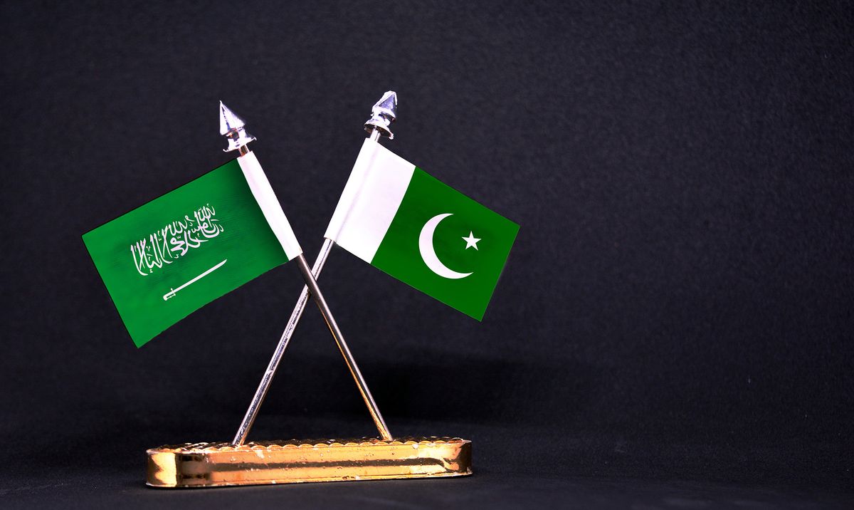Saudi,Arabia,And,Pakistan,Table,Flag,With,Black,Background