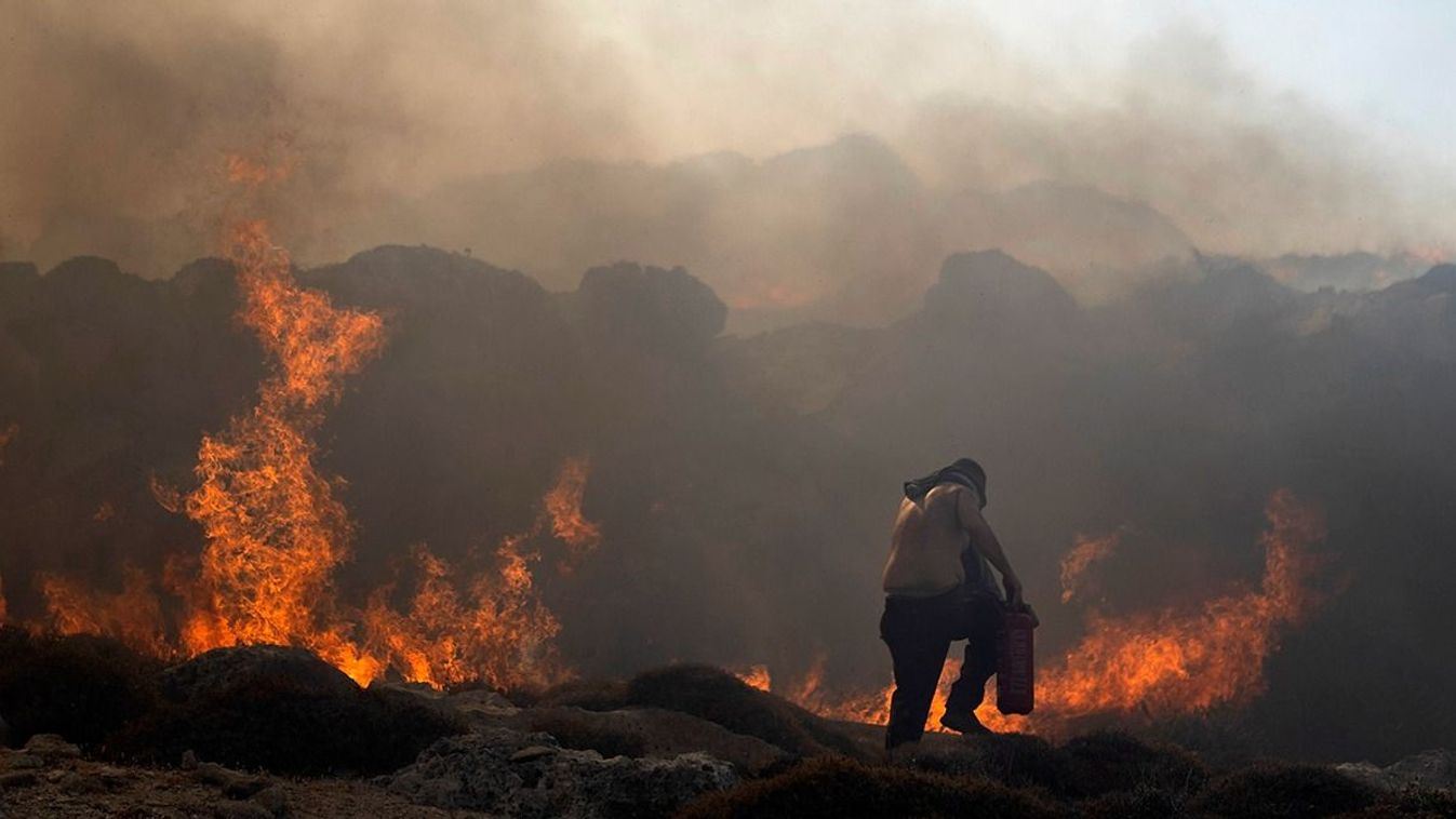 Lindosz, 2023. július 24.Egy férfi küzd a lángok megfékezésén a Rodoszon fekvő Lindoszban 2023. július 24-én. Görögországban összesen 64 térségben oltják a bozóttüzeket, Korfu és Rodosz szigetén az utóbbi napokban 32 ezer embert telepítettek ki. Rodoszon egy hete pusztítanak a lángok.MTI/AP/Pétrosz Jannakurisz Lindosz, 2023. július 24.
Egy férfi küzd a lángok megfékezésén a Rodoszon fekvő Lindoszban 2023. július 24-én. Görögországban összesen 64 térségben oltják a bozóttüzeket, Korfu és Rodosz szigetén az utóbbi napokban 32 ezer embert telepítettek ki. Rodoszon egy hete pusztítanak a lángok.
MTI/AP/Pétrosz Jannakurisz
