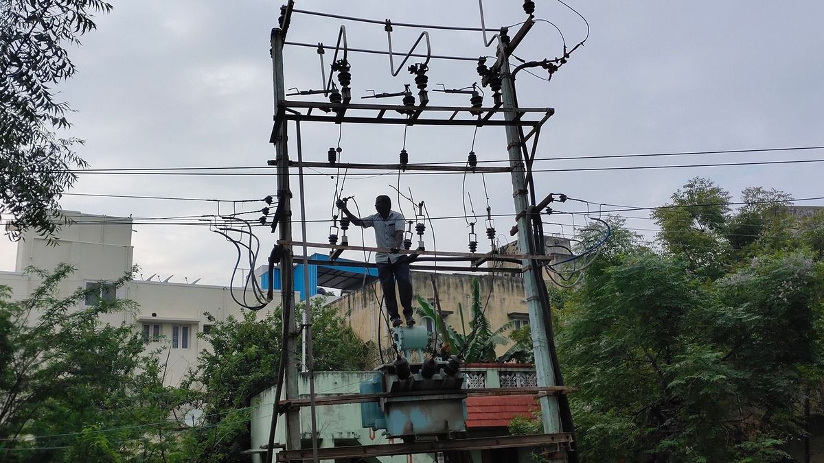 Chennai,,India,-,12-29-2020,:,An,Unguarded,Electrician,Climbed,Up