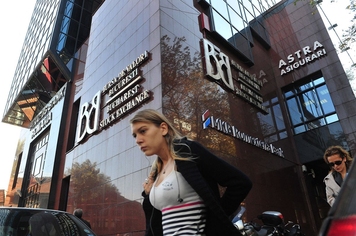 ROMANIA-FINANCE-BANKING-STOCK-EXCHANGE
People walk past the Bucharest stock exchange headquarters in Bucharest on October 08, 2008. Bucharest stock exchange suspended trading after a steep drop in its main index today. AFP PHOTO / DANIEL MIHAILESCU (Photo by DANIEL MIHAILESCU / AFP)