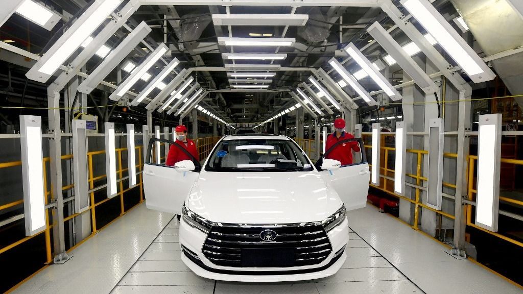 CHINA-SHAANXI-XI'AN-BYD-PRODUCTION RESUMPTION (CN)
(200225) -- XI'AN, Feb. 25, 2020 (Xinhua) -- Workers work on the assembly line at a factory of vehicle manufacturer BYD Auto in Xi'an, northwest China's Shaanxi Province, Feb. 25, 2020. The Xi'an plant of BYD Auto has resumed production amid epidemic prevention and control efforts. (Xinhua/Liu Xiao) (Photo by Liu Xiao / XINHUA / Xinhua via AFP)