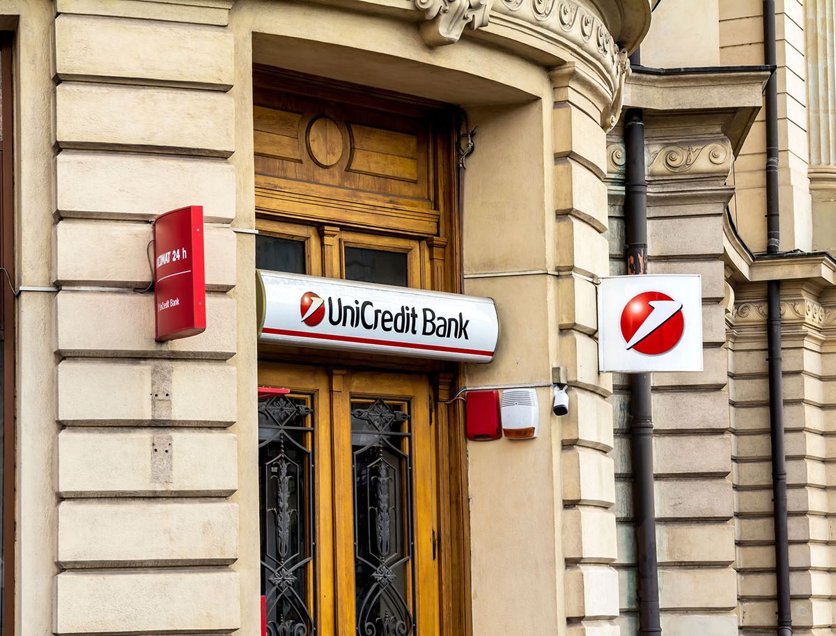 Bucharest,,Romania,-,Aug,,2022:,Unicredit,Bank,Branch,Sign.,Unicredit