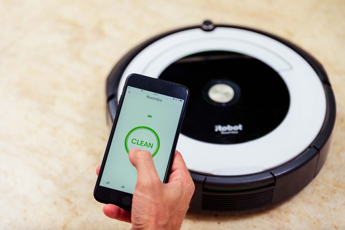 Berlin,,Germany,,August,29,,2019.,Man,Hand,Activating,The,Roomba
Berlin, Germany, August 29, 2019. Man hand activating the roomba irobot vacuum cleaner from the application. Smart life concept, smart city, smart home.
