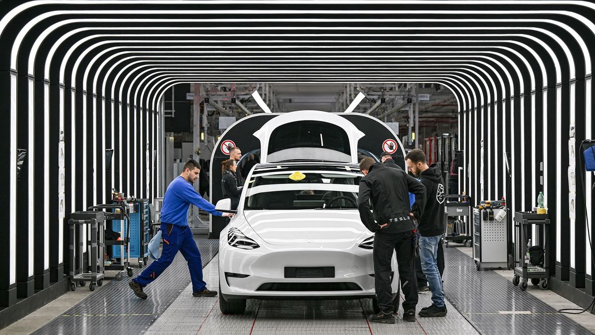 Elon Musk lenyeli a békát, a német munkásokkal nem mer kukoricázni