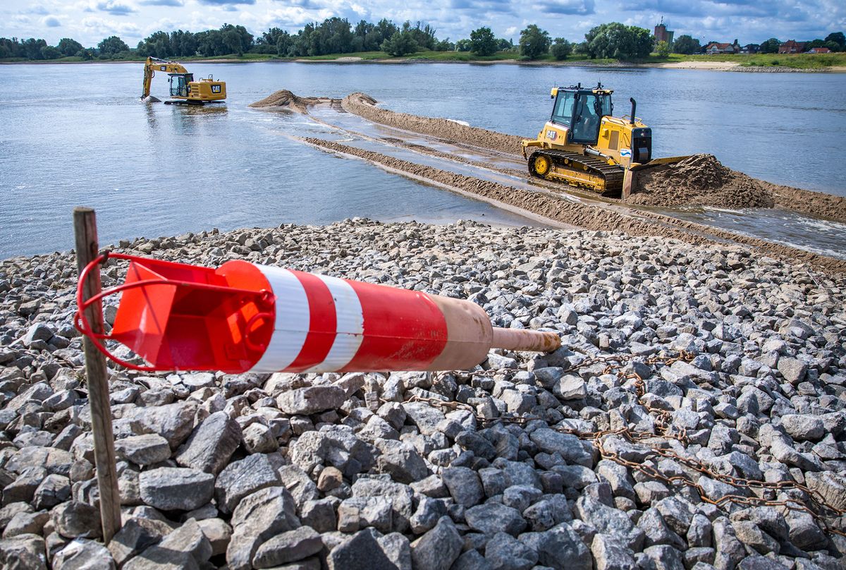 Dredging work in the Elbe for ferry navigation