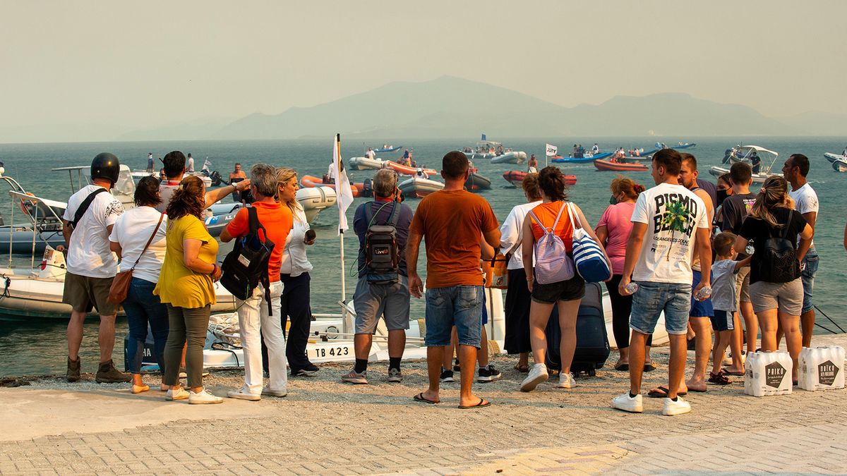 Munitions depot at Air Force base explodes after fire spreads in Volos region
epa10772139 People evacuate by boats during a wildfire at Nea Anchialos, near Volos, Greece 27 July 2023. Explosions occurred at a munitions depot at Nea Anchialos base of the Hellenic Airforce near Volos in the afternoon of 27 July. According to authorities, the blast happened following a fire that had started in the Volos area and spread to the military airport, which functions as the base for the Tactical Air Force's 111 Combat Wing.  EPA/IKONOMOU VASSILIS