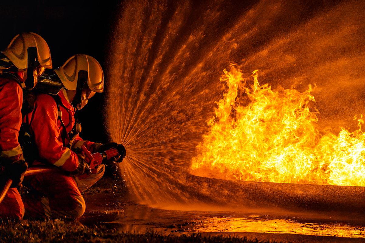 Firefighters,Using,Twirl,Water,Fog,Type,Fire,Extinguisher,To,Fighting
Firefighters using Twirl water fog type fire extinguisher to fighting with the fire flame from oil to control fire not to spreading out. Firefighter and industrial safety concept.