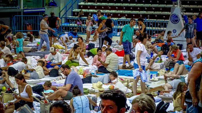 Rodosz, 2023. július 23.
Erdőtüzek miatt kimenekített emberek várakoznak egy stadionban Rodosz szigetén 2023. július 23-án, miután a szigeten hatodik napja három fronton ég erdőtűz. Szárazföldön 16 ezer embert, a tengeren pedig háromezret evakuáltak 12 faluból és több szállodából.
MTI/AP/Eurokinissi/Argyris Mantikos