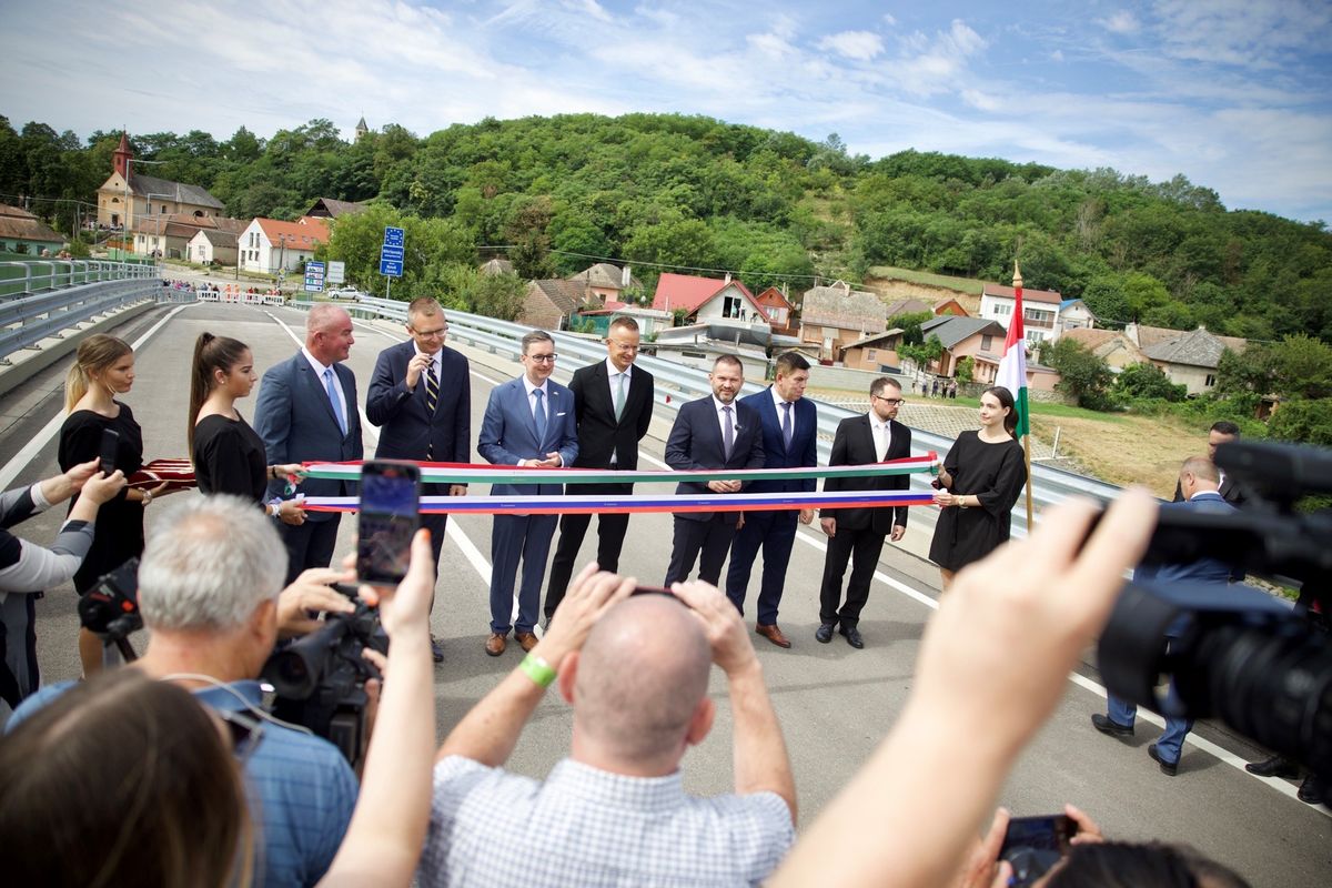 Építési és Közlekedési Minisztérium
Ipoly-híd
Szíjjártó Péter
Ipolydamásd és a szlovákiai Helemba közötti Ipoly-híd ünnepélyes átadása