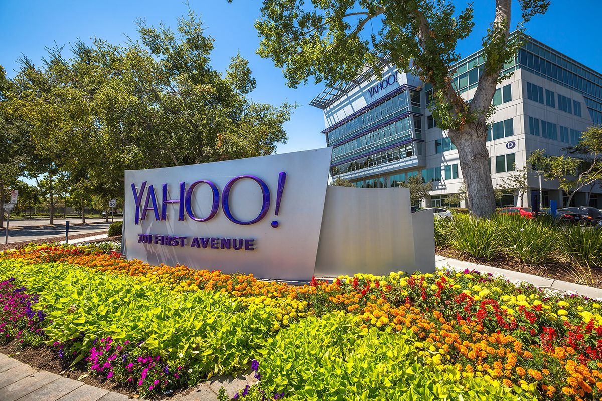 Sunnyvale, CA, EE. UU. - 15 de agosto de 2016: Logotipo de Yahoo Sunnyvale, CA, EE. UU. - 15 de agosto de 2016: El logotipo de Yahoo fuera de la sede corporativa de Yahoo.  Yahoo es una empresa de tecnología multinacional famosa por su portal web y motor de búsqueda, Yahoo Search.