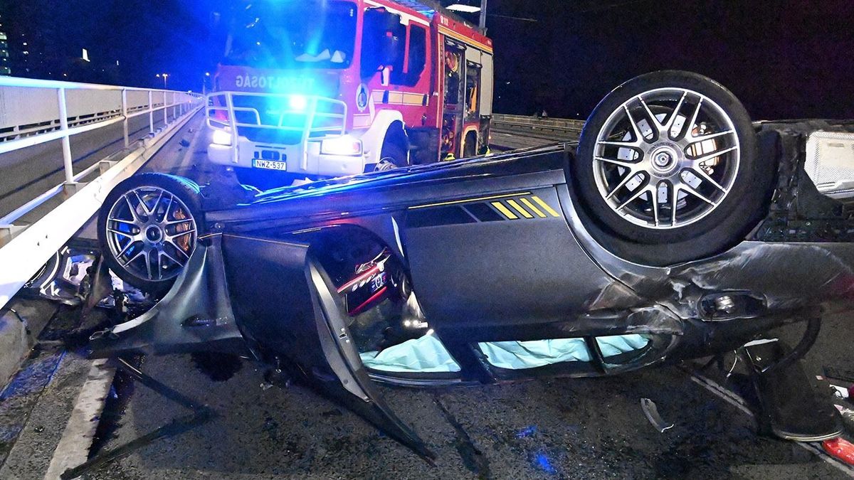 Budapest, 2023. július 1.
Ütközésben összeroncsolódott személygépkocsi az Árpád hídon 2023. július 1-jén. Eddig tisztázatlan körülmények között egy személyautó elütött egy kerékpárost, majd összeütközött egy másik autóval. A balesetben többen megsérültek, egy férfi a kórházban meghalt.
MTI/Mihádák Zoltán