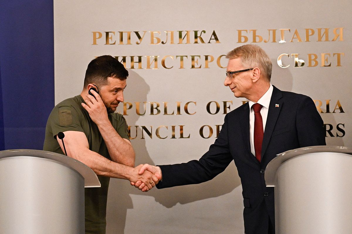 BULGARIA-UKRAINE-RUSSIA-CONFLICT-DIPLOMACYUkrainian President Volodymyr Zelensky (L) and Bulgaria Prime Minister Nikolai Denkov shake hands after addressing a joint news conference in Sofia on July 6, 2023. (Photo by Nikolay DOYCHINOV / AFP)