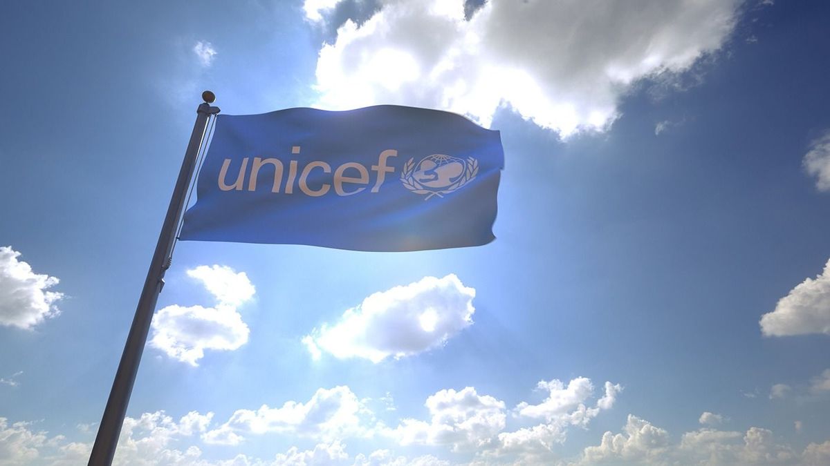 Unicef,Flag,Waving,On,A,Flagpole,In,Front,Of,A