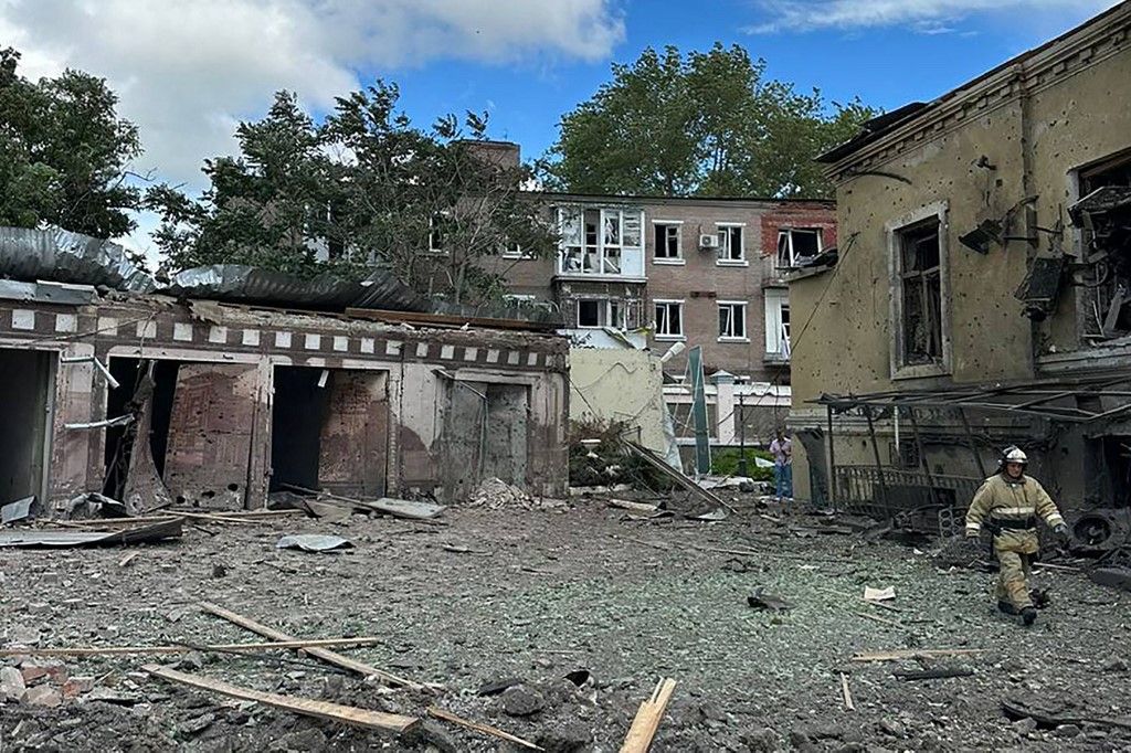 This handout picture posted on July 28, 2023 on the official Telegram account of Vasily Golubev, governor of the Rostov region, shows the damage following an explosion near a cafe in the southwestern Russian city of Taganrog. At least 15 people were injured in an explosion near a cafe in the southwestern Russian city of Taganrog near the border with Ukraine, the regional governor said on July 28, 2023. (Photo by Handout / Telegram / golubev_vu / AFP) / RESTRICTED TO EDITORIAL USE - MANDATORY CREDIT "AFP PHOTO / TELEGRAM / @golubev_vu / handout" - NO MARKETING NO ADVERTISING CAMPAIGNS - DISTRIBUTED AS A SERVICE TO CLIENTS