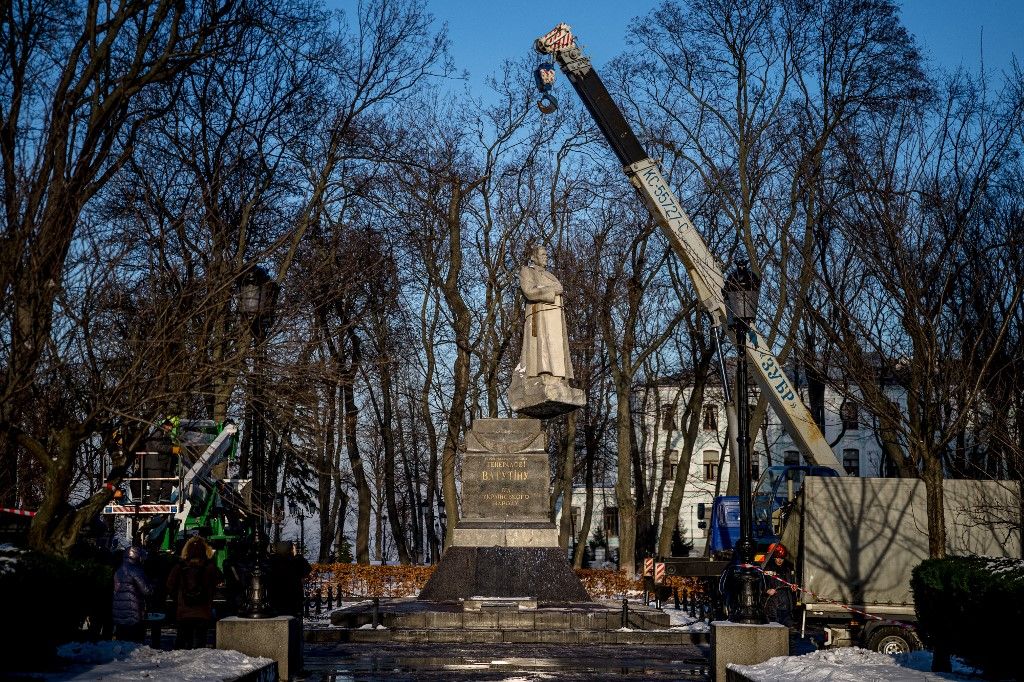 Communal workers dismantle a monument of Soviet military commander during World War II General Nikolai Vatutin in Kyiv, on February 9, 2023, amid the Russian invasion of Ukraine. (Photo by Dimitar DILKOFF / AFP)