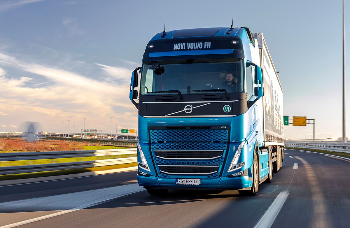 Zagreb,,Croatia,-,December,07,,2020,-,Brand,New,Volvo
Zagreb, Croatia - December 07, 2020 - Brand new Volvo FH500 I-Save driving fast on a motorway. I-Save lets you drive at lower revs and higher gear for a longer time with 10% less fuel consumption.