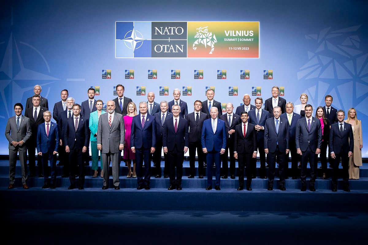 BIDEN, Joe; ORBÁN Viktor; STOLTENBERG, Jens; NAUSEDA, GitanasVilnius, 2023. július 11.
A Miniszterelnöki Sajtóiroda által közreadott csoportkép a NATO csúcstalálkozójának résztvevőiről Vilniusban 2023. július 11-én. A középső sorban jobbról Orbán Viktor miniszterelnök (j7), elöl középen Jens Stoltenberg NATO-főtitkár (elöl b6), mellette balról Gitanas Nauseda litván államfő, jobbról Joe Biden amerikai elnök.
MTI/Miniszterelnöki Sajtóiroda/Fischer Zoltán