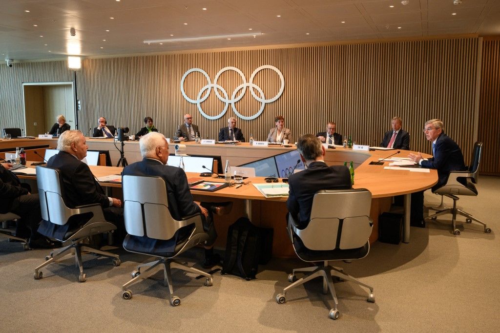 International Olympic Committee (IOC) President Thomas Bach (R) speaks during an IOC executive board meeting where the issue of Russian athletes will be discussed, in Lausanne, on March 28, 2023. Poland, Ukraine and the Baltic states reiterated on March 27, 2023 their call to maintain the ban on Russian and Belarusian athletes at the Olympics, saying "not a single reason" existed to lift the restrictions. (Photo by Fabrice COFFRINI / AFP)