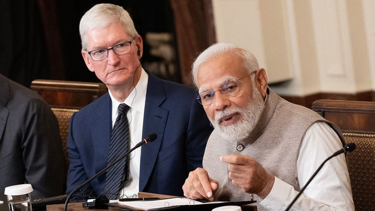 US-INDIA-DIPLOMACY-POLITICS-MODI-BIDEN
(L-R) Google CEO Sundar Pichai, Apple CEO Tim Cook, and US President Joe Biden look on as India's Prime Minister Narendra Modi speaks during a meeting with senior officials and CEOs of American and Indian companies, in the East Room the White House in Washington, DC, on June 23, 2023. (Photo by Brendan Smialowski / AFP)