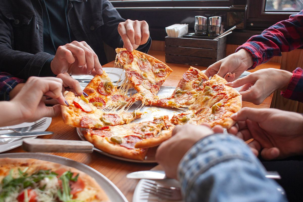 Group,Of,Students,Friends,Eat,Italian,Pizza,,Hands,Take,Slices