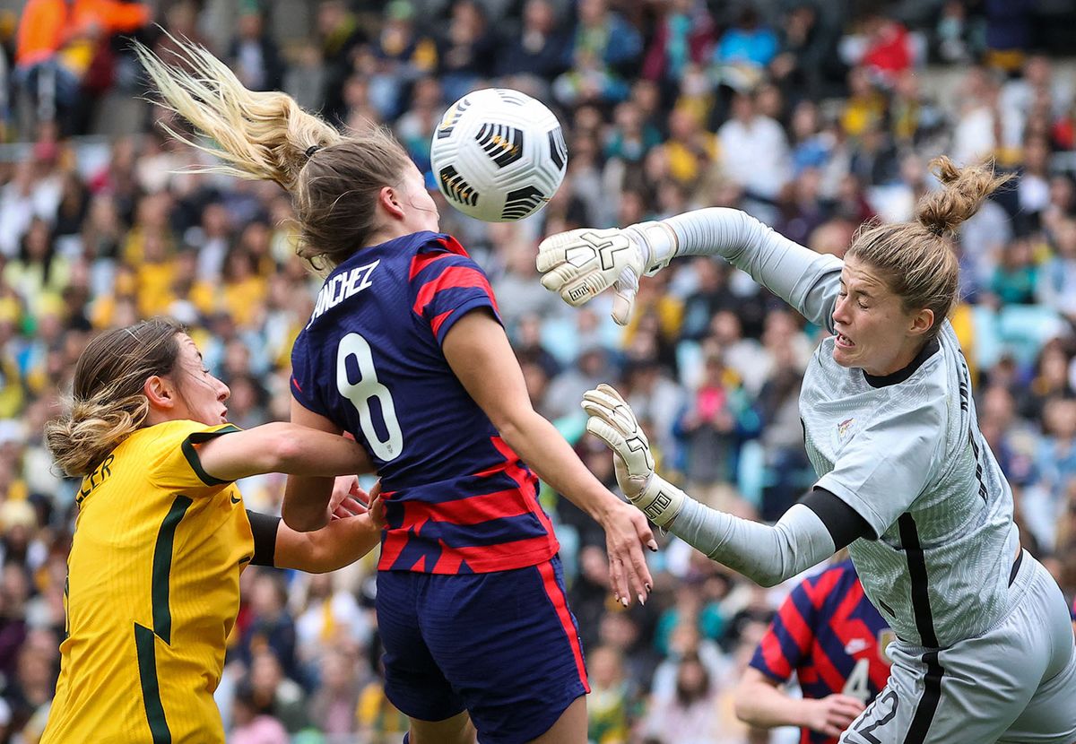 Ashley Sanchez of the US competes for the ball with Australia's goalkeeper Teagan Micah during the women's football match between Australia and US at Stadium Australia in Sydney on November 27, 2021. (Photo by DAVID GRAY / AFP) / -- IMAGE RESTRICTED TO EDITORIAL USE - STRICTLY NO COMMERCIAL USE --
