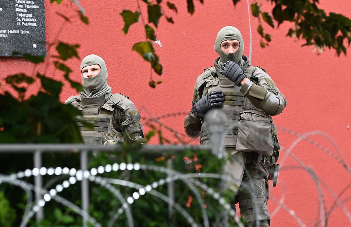 Zvecan, 2023. június 2.
A NATO-parancsnokság alatt működő koszovói békefenntartó erő, a KFOR katonái a zvecani városháza előtt őrködnek 2023. június 2-án. Négy nappal korábban a KFOR 30 katonája, köztük 19 magyar, illetve 52 szerb tüntető megsebesült a többségében szerbek lakta észak-koszovói városban kitört zavargásokban.
MTI/EPA/Georgi Licovszki
