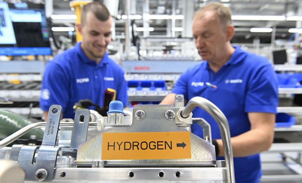 Event to launch industrial production of hydrogen fuel cells
Employees of German technology company Bosch work on a fuel-cell power module at the company's production site in Stuttgart, southern Germany, on July 12, 2023. The fuel-cell power modules are build for trucks and are powered with hydrogen. (Photo by THOMAS KIENZLE / AFP)