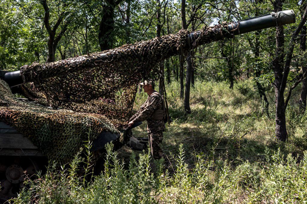 Ukrainian soldiers deployed on the Bakhmut frontline”DONETSK OBLAST, UKRAINE - JULY 24: A Ukrainian soldier is seen next to camouflaged tank on the Bakhmut frontline as Ukrainian Army conduct operation to target trenches of Russian forces through the Donetsk Oblast amid Russia and Ukraine war in Donetsk Oblast, Ukraine on July 24, 2023. Diego Herrera Carcedo / Anadolu Agency (Photo by Diego Herrera Carcedo / ANADOLU AGENCY / Anadolu Agency via AFP)