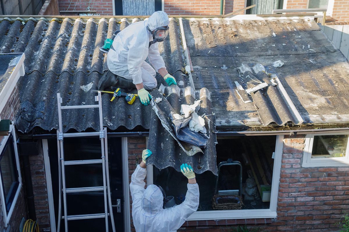 Professional,Asbestos,Removal.,Men,In,Protective,Suits,Are,Removing,Asbestos
Professional asbestos removal. Men in protective suits are removing asbestos cement corrugated roofing
azbeszt