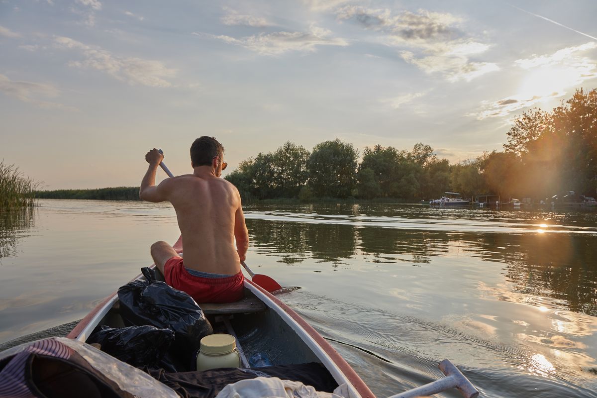 Canoeing,In,Sunset,Light,On,Lake,Tisza