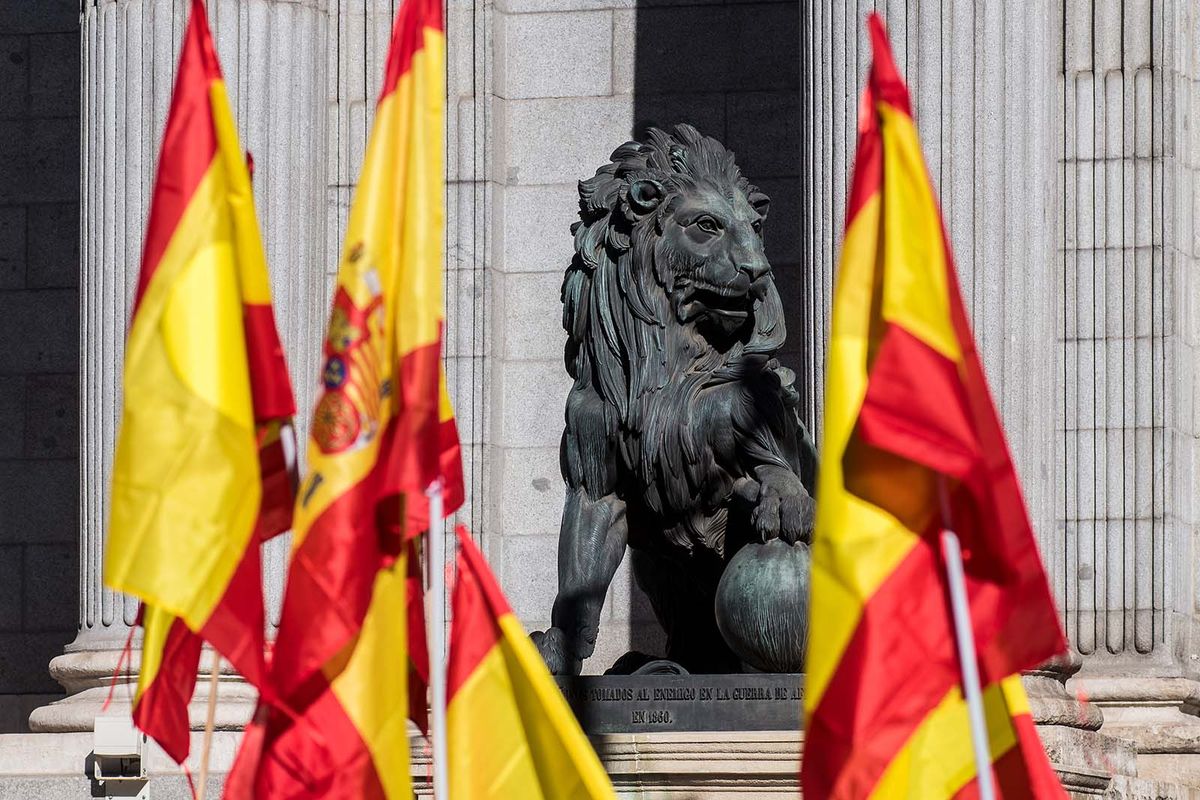 Sculpture,Of,Lion,In,The,Congress,Of,Deputies,Of,Madrid
Sculpture of lion in the Congress of Deputies of Madrid with Spanish flags
