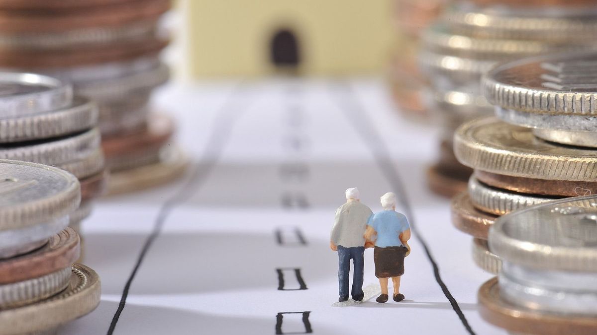 Couple,Of,Elderly,Walking,The,Road,Surrounded,By,Money
Couple of elderly walking the road surrounded by money
infláció, nyugdíj, öregek, pénz, coin