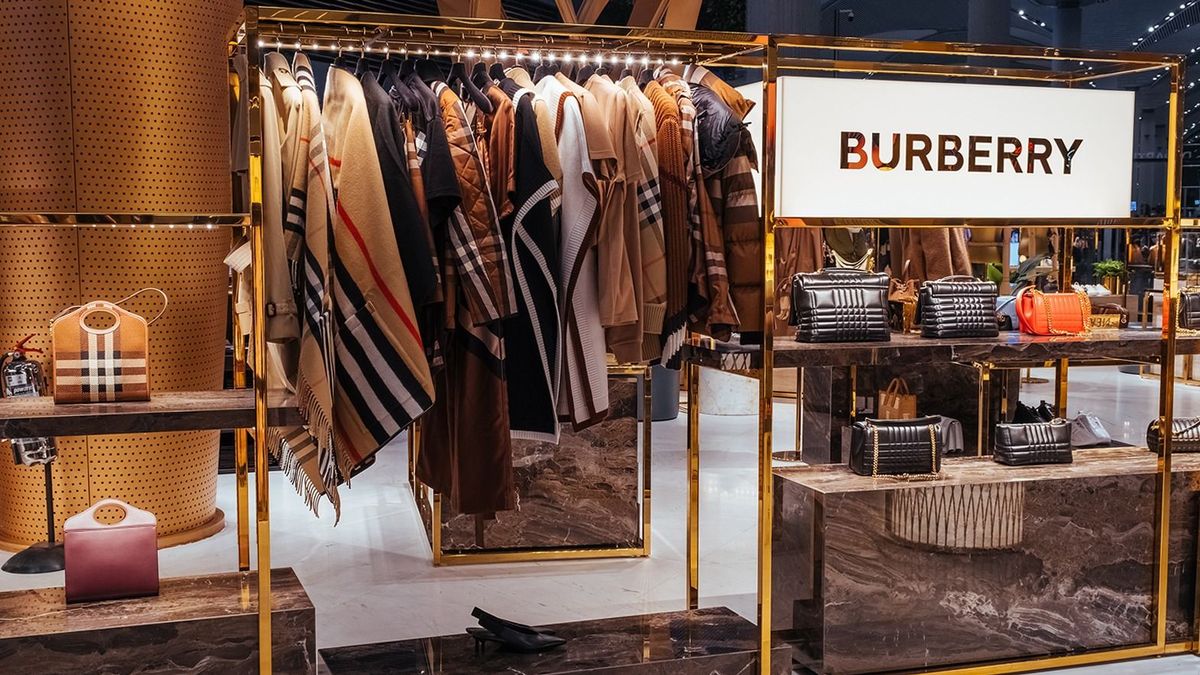 A teljes luxuspiacot magával rántotta a Burberry, messze lehet még a lejtő alja
