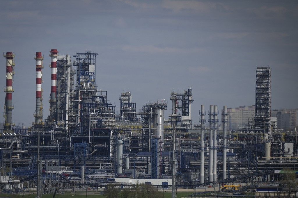 A view shows the Russian oil producer Gazprom Neft's Moscow oil refinery on the south-eastern outskirts of Moscow on April 28, 2022. (Photo by Natalia KOLESNIKOVA / AFP)