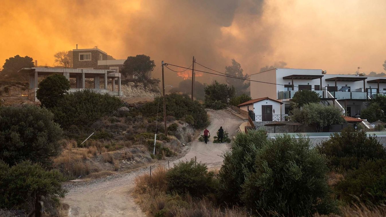 Gennadi, 2023. július 25.Erdőtűz pusztít a Rodosz szigetén fekvő Gennadiban 2023. július 25-én. A görög szigeten nyolcadik napja lángol a növényzet.MTI/AP/Pétrosz Jannakurisz Gennadi, 2023. július 25.
Erdőtűz pusztít a Rodosz szigetén fekvő Gennadiban 2023. július 25-én. A görög szigeten nyolcadik napja lángol a növényzet.
MTI/AP/Pétrosz Jannakurisz