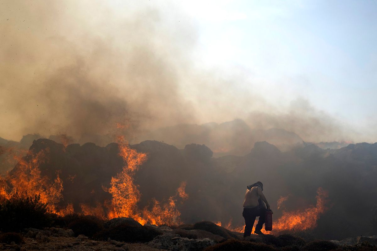 Lindosz, 2023. július 24.Egy férfi küzd a lángok megfékezésén a Rodoszon fekvő Lindoszban 2023. július 24-én. Görögországban összesen 64 térségben oltják a bozóttüzeket, Korfu és Rodosz szigetén az utóbbi napokban 32 ezer embert telepítettek ki. Rodoszon egy hete pusztítanak a lángok.MTI/AP/Pétrosz Jannakurisz Lindosz, 2023. július 24.
Egy férfi küzd a lángok megfékezésén a Rodoszon fekvő Lindoszban 2023. július 24-én. Görögországban összesen 64 térségben oltják a bozóttüzeket, Korfu és Rodosz szigetén az utóbbi napokban 32 ezer embert telepítettek ki. Rodoszon egy hete pusztítanak a lángok.
MTI/AP/Pétrosz Jannakurisz
