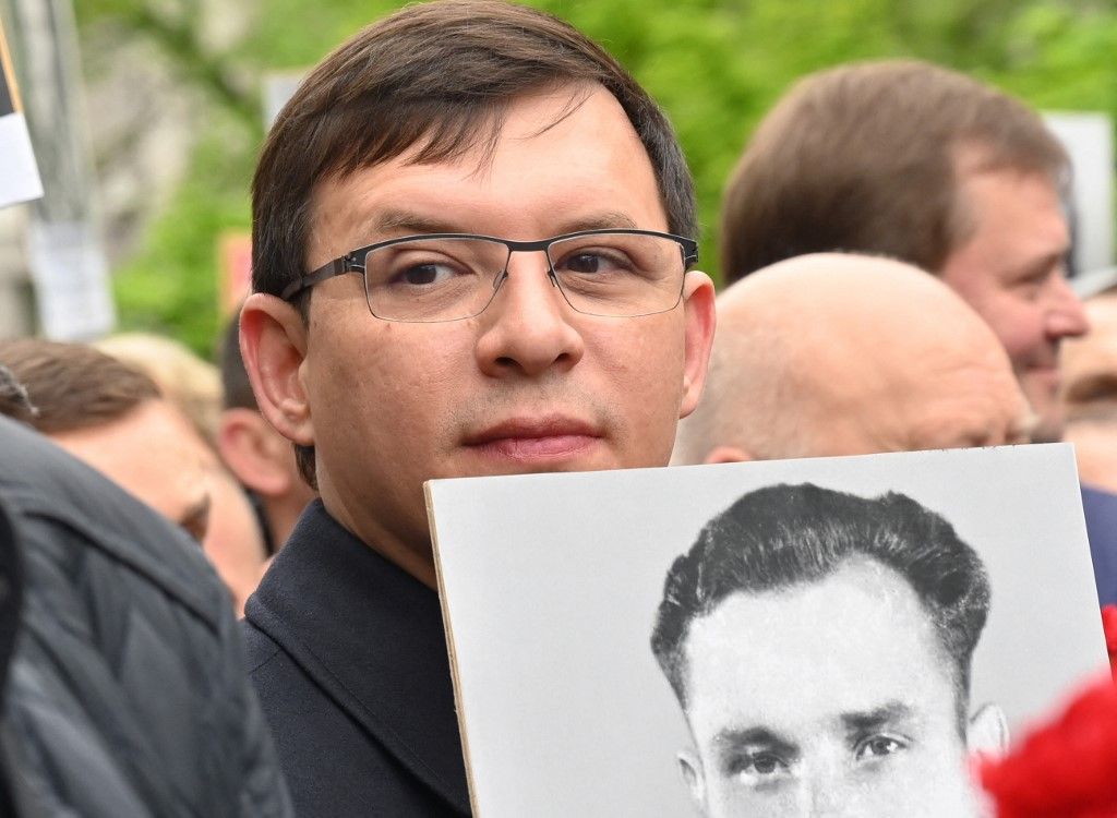 The picture taken on on May 9, 2019 shows a former MP Yevgen Murayev taking part in  pro-Russian action Immortal Regiment march during Victory Day celebrations in Kyiv. Britain alleged this weekend January 23, 2022, it had information that Moscow was "looking to install a pro-Russian leader in Kyiv" at a time when fears of a Russian invasion of Ukraine are growing. Among those named in the plot was former MP Yevgen Murayev, which the British Foreign Office said was being considered by Russia as a possible leader of Ukraine. (Photo by Sergei SUPINSKY / AFP)