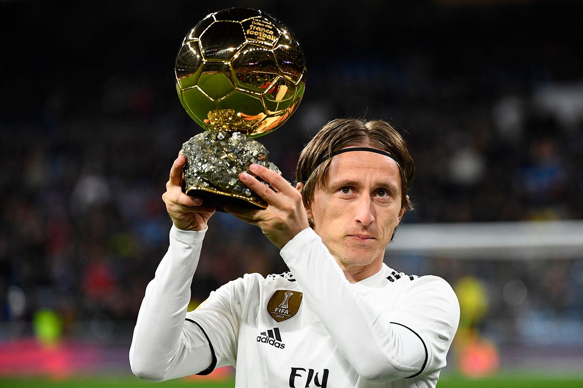 Real Madrid's Croatian midfielder Luka Modric poses with his Ballon d'Or trophy before the Spanish League football match between Real Madrid and Rayo Vallecano at the Santiago Bernabeu stadium in Madrid on December 15, 2018. (Photo by GABRIEL BOUYS / AFP)
