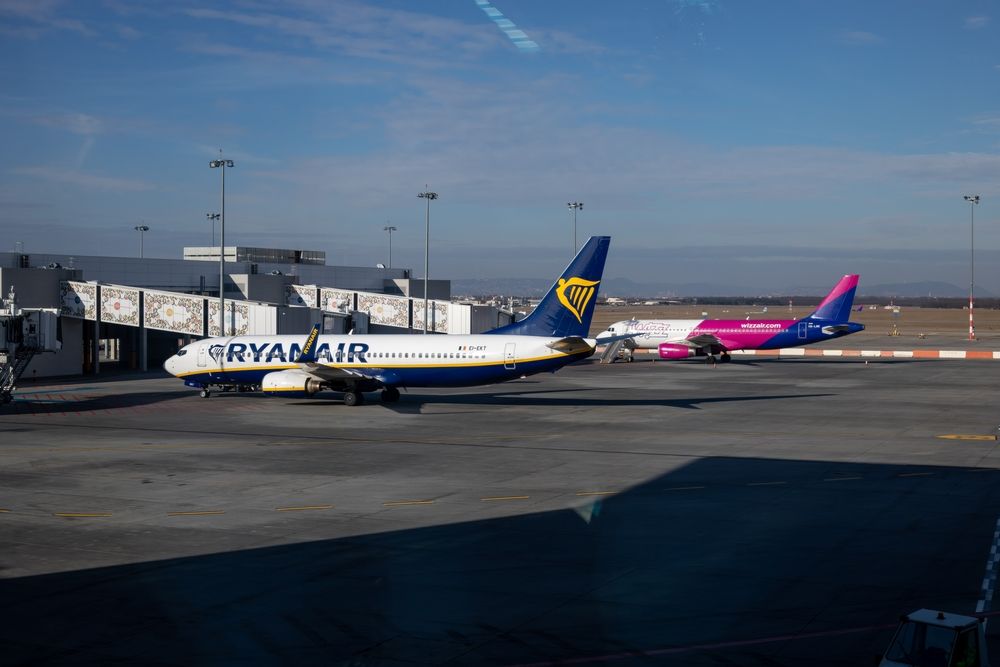 Budapest,,Hungary,-,February,04,,2022:,Ryanair,Boeing,737-8as,Ei-ekt