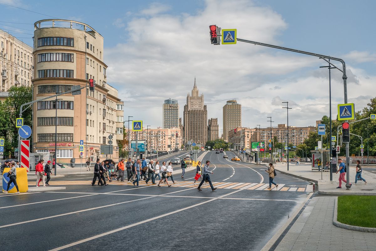 Moscow,-,July,31,2020:,Kutuzovsky,Prospekt,In,Moscow,,People,Cross