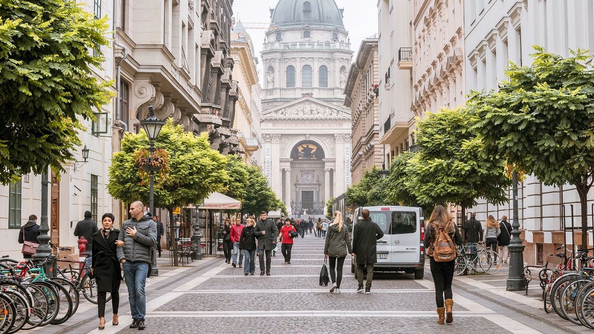 Budapest,,Hungary,-,Oct,2016:,Street,View,And,St,Stephen's