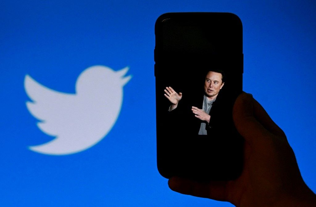 Musk says Twitter has lost half its advertising revenue(FILES) In this photo illustration, a phone screen displays a photo of Elon Musk with the Twitter logo shown in the background, on October 4, 2022, in Washington, DC. Twitter owner Elon Musk said July 15 that the social media platform he bought for $44 billion last October has lost roughly half of its advertising revenue.
"We're still negative cash flow, due to ~50% drop in advertising revenue plus heavy debt load," the billionaire said in a post, responding to a user who was giving suggestions on financing for the platform. (Photo by OLIVIER DOULIERY / AFP)