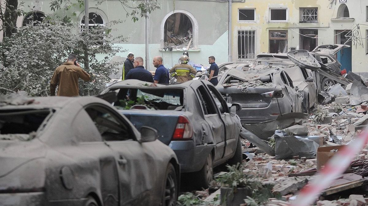 Lviv, 2023. július 6.Tűzoltók és rendőrök a helyszínen, miután orosz rakétatalálat ért egy lakóházat a nyugat-ukrajnai Lvivben 2023. július 6-án. A támadásban három ember életét vesztette.MTI/EPA/Mikola Tisz Lviv, 2023. július 6.
Tűzoltók és rendőrök a helyszínen, miután orosz rakétatalálat ért egy lakóházat a nyugat-ukrajnai Lvivben 2023. július 6-án. A támadásban három ember életét vesztette.
MTI/EPA/Mikola Tisz